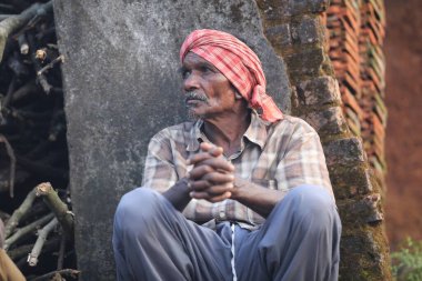 15 Eylül 2025 Koraput Odisha Hindistan Kırsal Evdeki Yaşlı Kabile