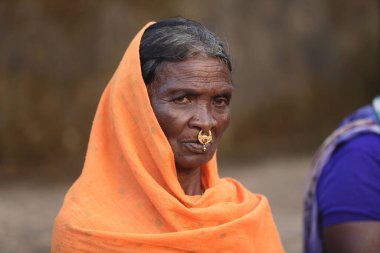Koraput 'taki Yaşlı Kadın Kabilesi Odisha Hindistan 15 Eylül 2025