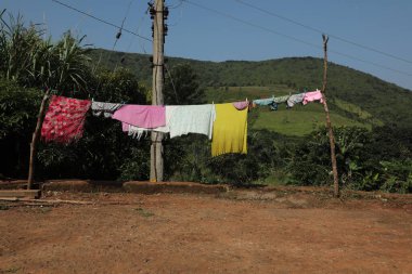 Köyde Kurutmak İçin Asılı Giysiler