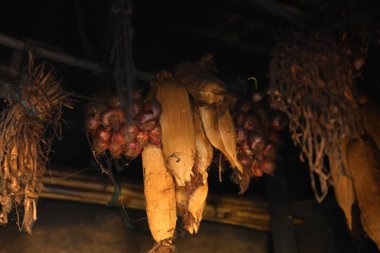 Çiğ Mısır ve Soğan Evde Asılı