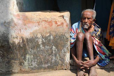 15 Eylül 2025 Koraput Odisha Hindistan Kırsal Evdeki Yaşlı Kabile