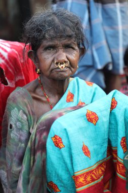 Koraput 'taki Yaşlı Kadın Kabilesi Odisha Hindistan 15 Eylül 2025