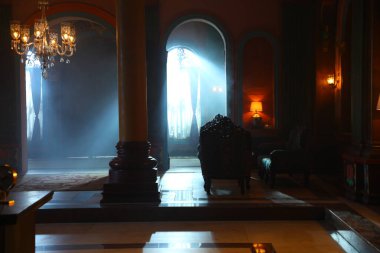 Evdeki pencereden içeri ışık giriyor.