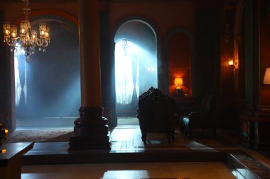 Evdeki pencereden içeri ışık giriyor.