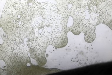 Cam yüzeyde canlı yağ kabarcıkları