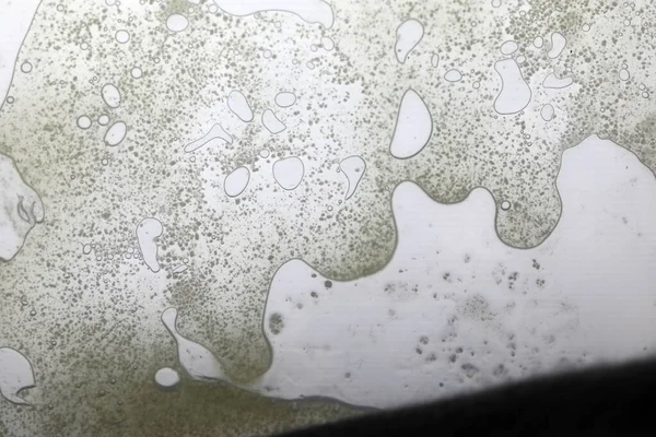 Cam yüzeyde canlı yağ kabarcıkları