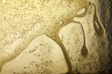 Sarı Cam Yüzeyde Canlı Yağ Kabarcıkları