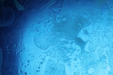 Mavi Cam Yüzeyde Canlı Yağ Baloncukları