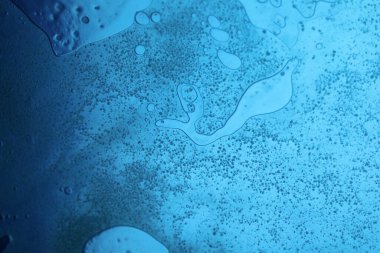 Mavi Cam Yüzeyde Canlı Yağ Baloncukları