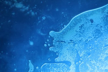 Mavi Cam Yüzeyde Canlı Yağ Baloncukları