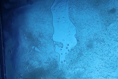 Mavi Cam Yüzeyde Canlı Yağ Baloncukları