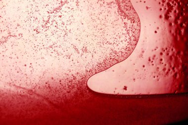 Kırmızı Cam Yüzeyde Canlı Yağ Kabarcıkları