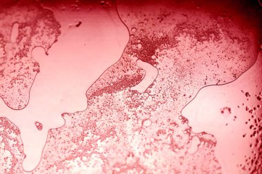 Kırmızı Cam Yüzeyde Canlı Yağ Kabarcıkları