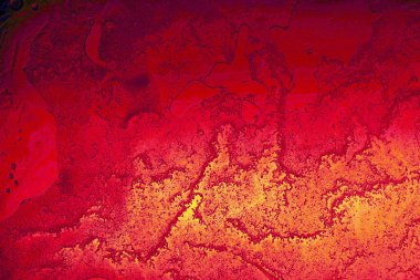 Kırmızı Cam Yüzeyde Canlı Yağ Kabarcıkları