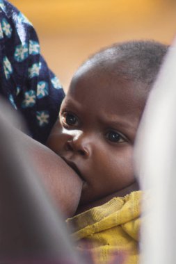 Anne Emzirme Afrika Bebek