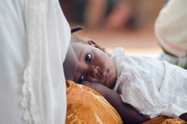 Yorgun Afrikalı bebek kameraya bakıyor