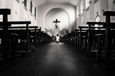 Haç'a bakan siyah adamlar, kilise.