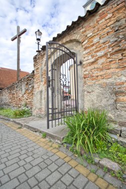 Kilise tuğla duvarın yanındaki çapraz