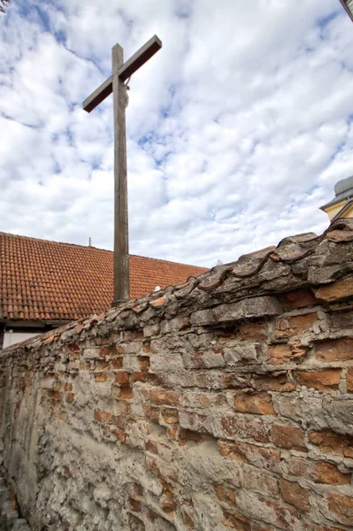 Kreuz Der Kirche Neben Der Ziegelmauer — Stockfoto