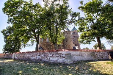Collegiate Kilisesi Kutsal Bakire Meryem ve Aziz. Aleksego Tum City, çevre Leczyca - Polonya