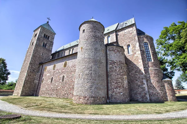 Collegiate Kilisesi Kutsal Bakire Meryem ve Aziz. Aleksego Tum City, çevre Leczyca - Polonya