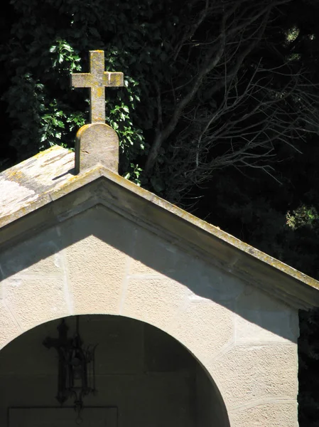 Katholisches Kreuz Auf Einer Steinernen Kapelle — Stockfoto