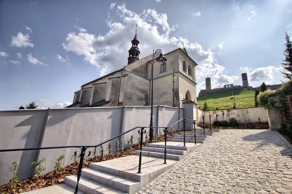 Roma Katolik Kilisesi St Bartholomew ve Checiny Royal Castle yakınındaki Kielce - Polonya