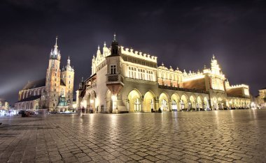Main Market Square Cracow Polonya Cloth Hall ve St Mary s kilisede