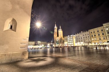 Main Market Square Cracow Polonya Cloth Hall ve St Mary s kilisede
