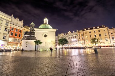 Main Market Square Cracow Polonya Cloth Hall ve St Mary s kilisede