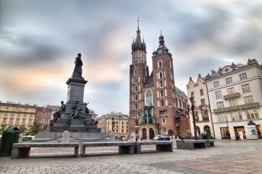 Main Market Square Cracow Polonya Cloth Hall ve St Mary s kilisede