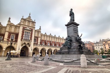 Main Market Square Cracow Polonya Cloth Hall ve St Mary s kilisede