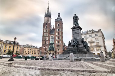 Main Market Square Cracow Polonya Cloth Hall ve St Mary s kilisede