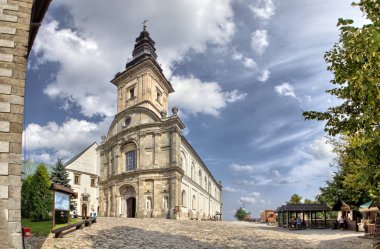 Benedictine Manastırı ve basilica Kutsal Haç Swietokrzyskie dağ