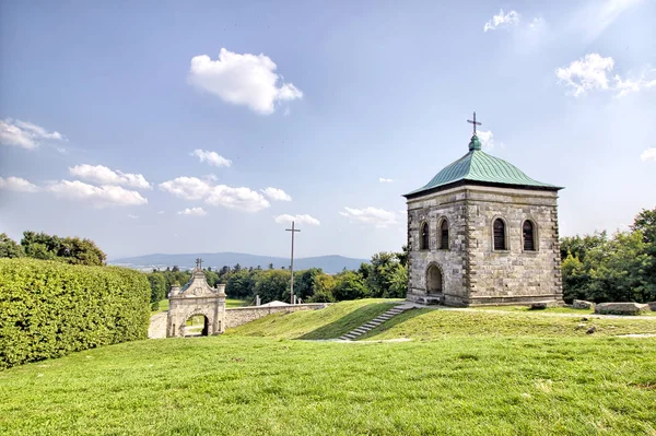 Benedictine Manastırı ve basilica Kutsal Haç Swietokrzyskie dağ