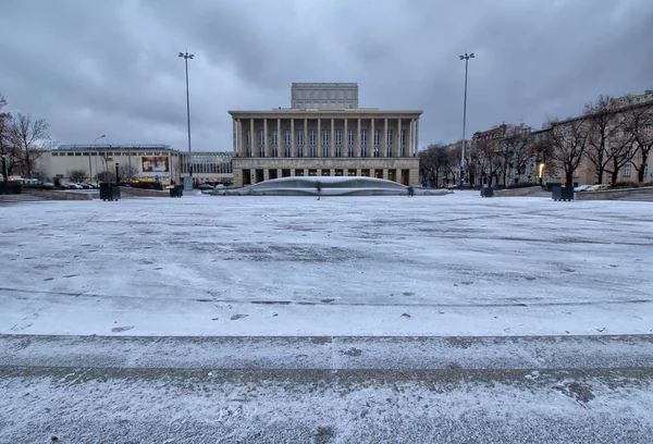  Dabrowskiego Meydanı - Lodz - Polonya büyük tiyatro girişinden