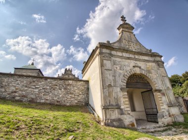 Benedictine Manastırı ve basilica Kutsal Haç Swietokrzyskie dağ