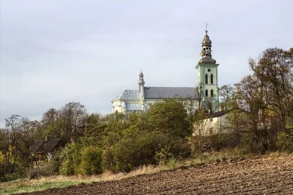 切尔姆诺村的教堂和内尔河景观 — 图库照片