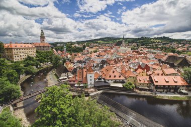 Çek Cumhuriyeti Moldau nehri ile Cesky Krumlov üzerinde panoramik manzara
