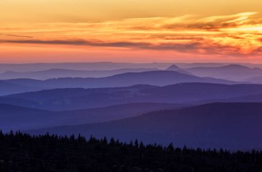 Szrenica 'dan Dev Dağlar ve Jizera Dağları manzarası