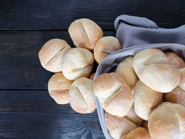 Siyah bir masada ev yapımı maya ruloları.