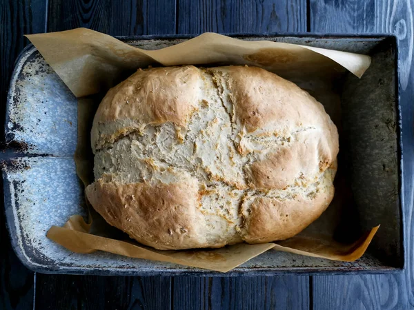 Hausgemachtes Brot Auf Schwarzem Tisch — Stockfoto