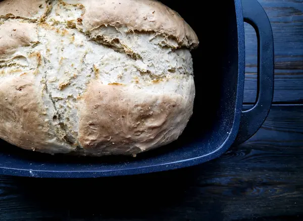Hausgemachtes Brot Auf Schwarzem Tisch — Stockfoto