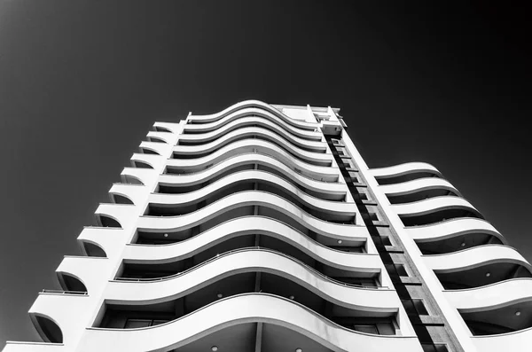 Alto edificio de varios pisos mirando al cielo —  Fotos de Stock