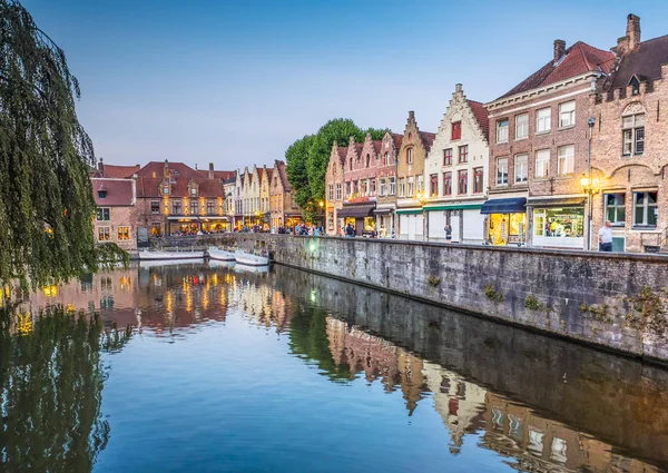 009-19 romantische canal in Brugge — Stockfoto