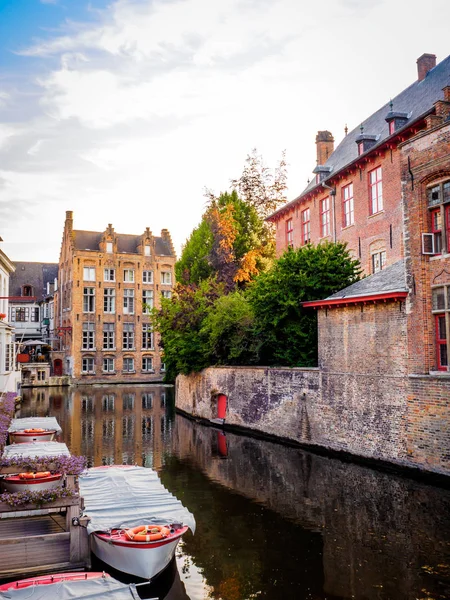 005-19 boten op de hoek van een kanaal in Brugge — Stockfoto