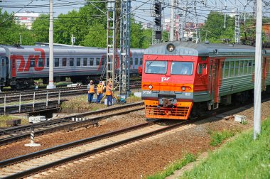 Moskova, Mayıs, 18, 2018: Tren bakım amele grup trenler görünüm. Turuncu yelek çalışan Rus Demiryolları insanlar