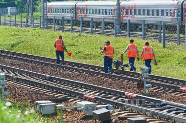 Moskova, Mayıs, 18, 2018: Tren bakım amele grup raylı yapıyor arabası ile görünümünü ultrasonik muayene ve görsel denetim ve tren araba arka planda izler. Çalışan insanlar