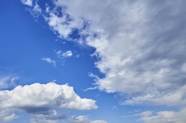 Perspektif görünümü beyaz gri bulutlar ile romantik Lacivert gökyüzü. Yüksek çözünürlüklü sanat manzarası arka plan görüntüsü