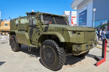Kubinka, Rusya, Aug.24, 2018: Görünüm ağır askeri zırhlı 4wd araç tayfun K-4386 askerler ve farklı silah taşıma için. Çok amaçlı askeri arabalar, kamyonlar sergi ordu 2018